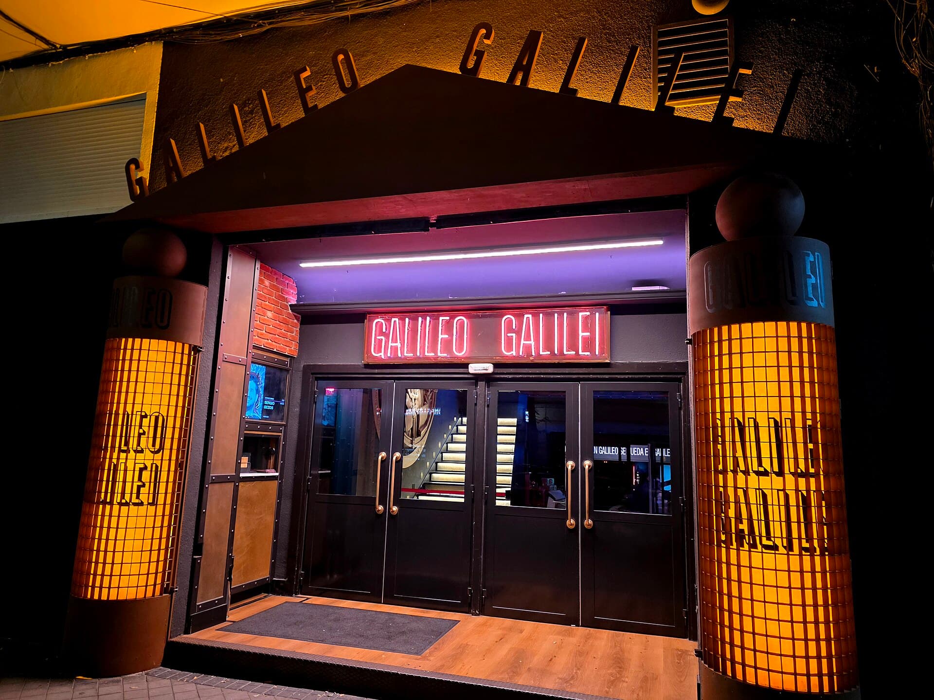 Puerta iluminada de la sala Galileo Galilei de Madrid de noche